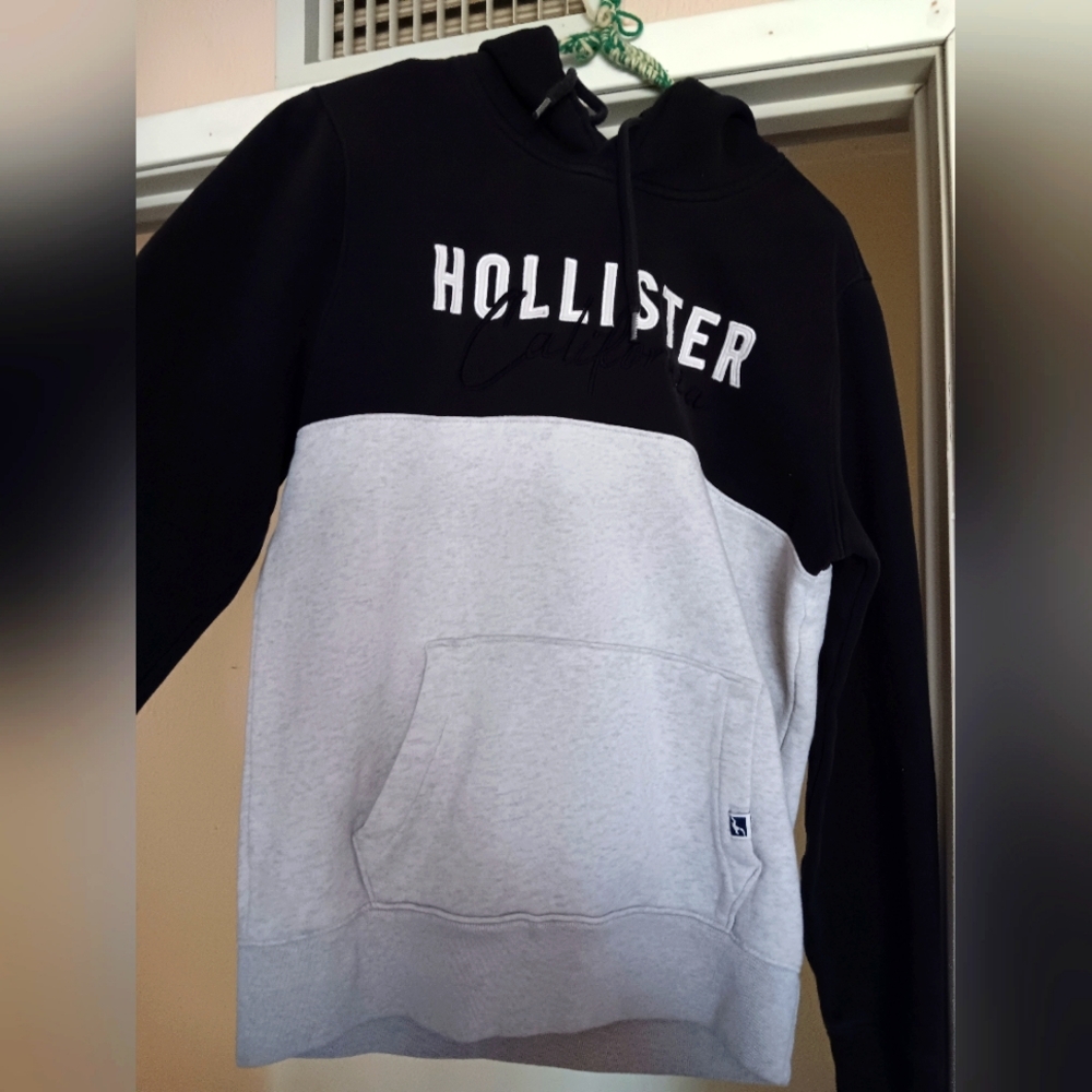 Hollister black and gray sweatshirt
